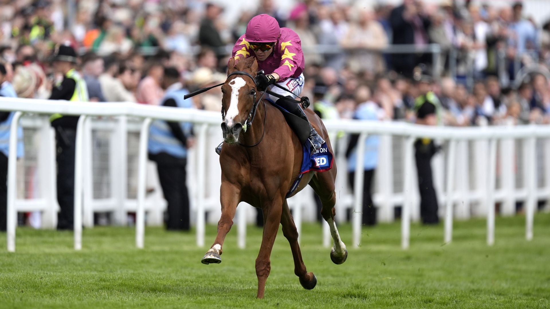 Epsom'da İnanılmaz Geri Dönüş: Thundering On Şampiyon Oldu!