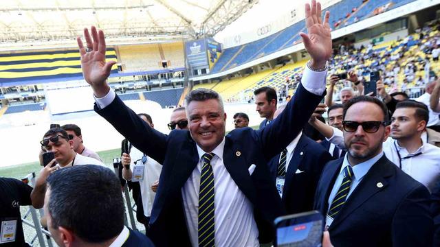 Fenerbahçe'de Duygusal Veda: Sadettin Saran Tribünleri Salladı