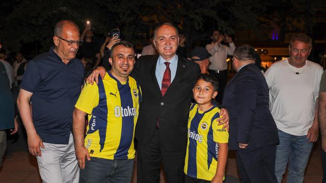 Düzce'de Aziz Yıldırım Rüzgarı: Taraftarlar Meydanlara Akın Etti!